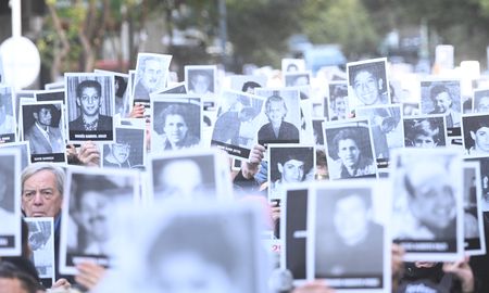 Desde la DAIA Santa Fe insisten con la sanción de una ley que permita avanzar con los llamados “juicios en ausencia” para condenar a los responsables del atentado a la AMIA. Desde la DAIA Santa Fe insisten con la sanción de una ley que permita avanzar con los llamados “juicios en ausencia” para condenar a los responsables del atentado a la AMIA.