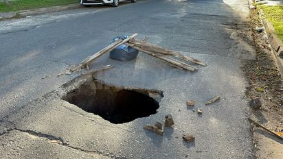 Peligro en barrio Mariano Comas: se rompió el pavimento y se formó un profundo socavón