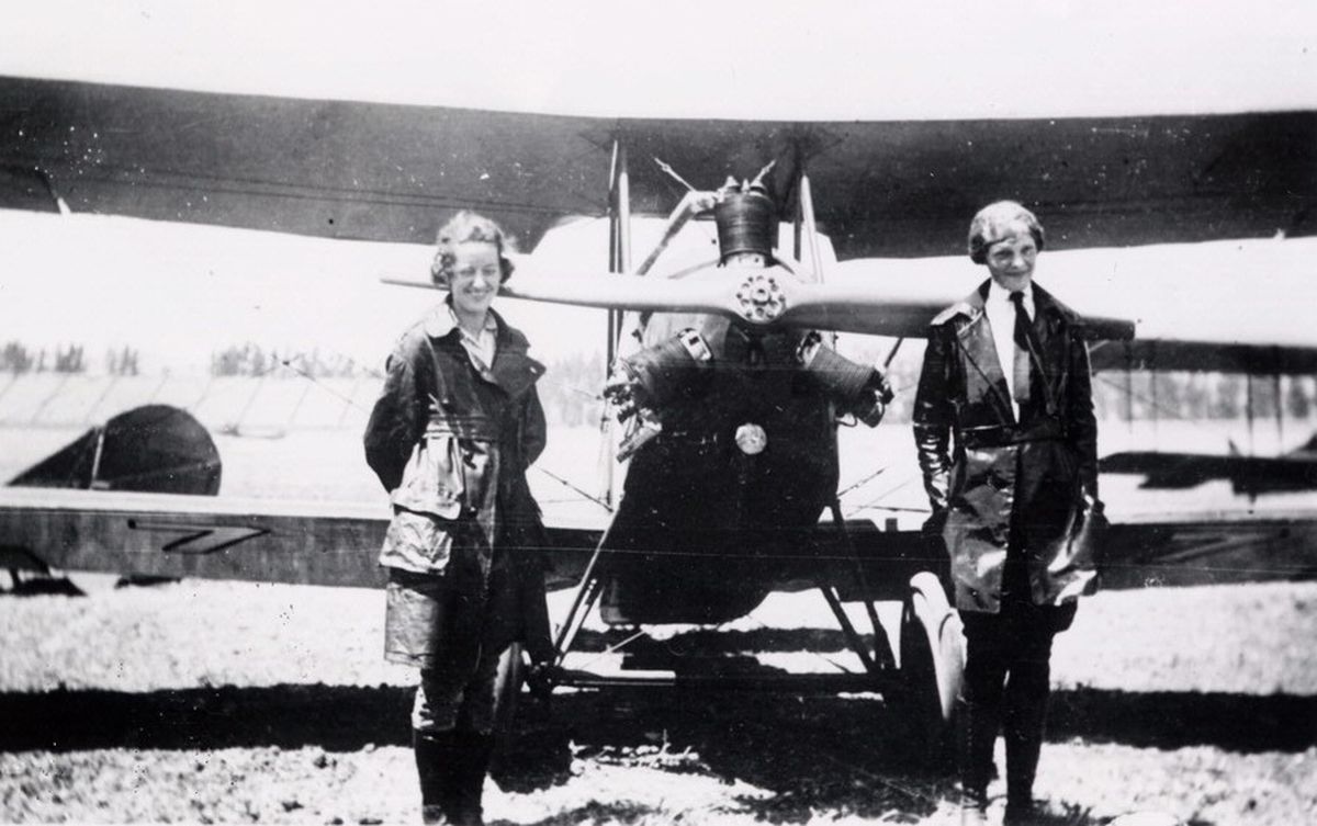 Amelia (derecha) recibió su primera lección de vuelo el 3 de enero de 1921 en el Kinner Field de Long Beach, y se la impartió –en un biplano Curtiss JN-4 Jenny– una pionera de la aeronáutica estadounidense: Mary Anita (Neta) Snook.