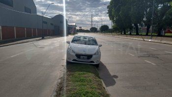 Durante toda la noche, este Peugeot permaneció abandonado en un cantero frente a la planta de Cervecería Santa Fe.