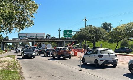 Trabajos de pavimentación generaron caos en la Autopista y demoras en los accesos al Puente Carretero, con largas filas y demoras de casi una hora. Trabajos de pavimentación generaron caos en la Autopista y demoras en los accesos al Puente Carretero, con largas filas y demoras de casi una hora.