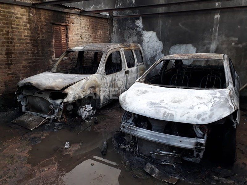 Se incendiaron dos vehículos dentro de una cochera de avenida Aristóbulo del Valle