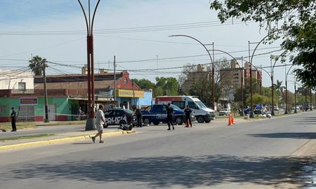 Policías de la zona en el lugar donde se dio el siniestro fatal. Policías de la zona en el lugar donde se dio el siniestro fatal.