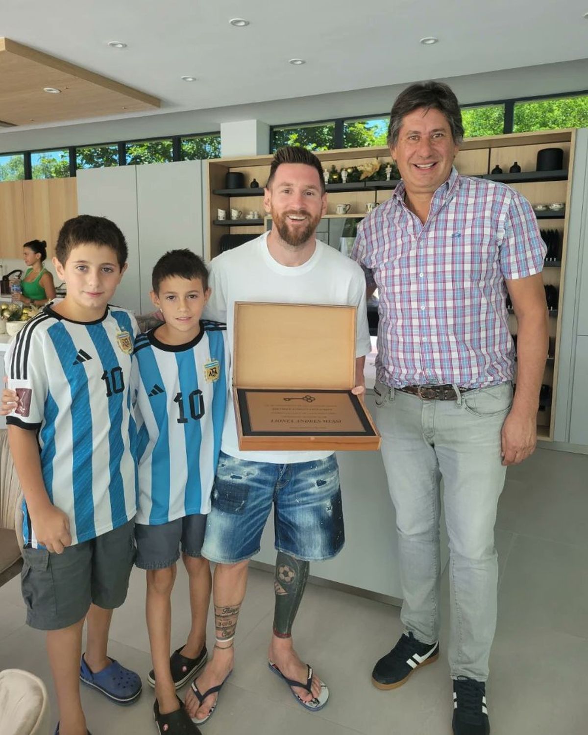 El capitán de la Selección Argentina, Lionel Messi, junto al intendente de Funes Roly Santacroce. El capitán de la Selección Argentina, Lionel Messi, junto al intendente de Funes Roly Santacroce.