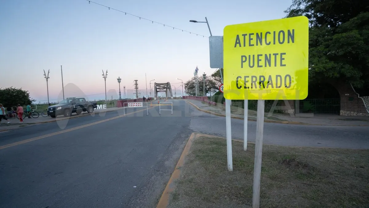 Por el puente carretero Santa Fe - Santo Tomé sólo pueden transitar peatones, bicicletas, ambulancias, patrulleros y algun vehículo en emergencia. Por el puente carretero Santa Fe - Santo Tomé sólo pueden transitar peatones, bicicletas, ambulancias, patrulleros y algun vehículo en emergencia.