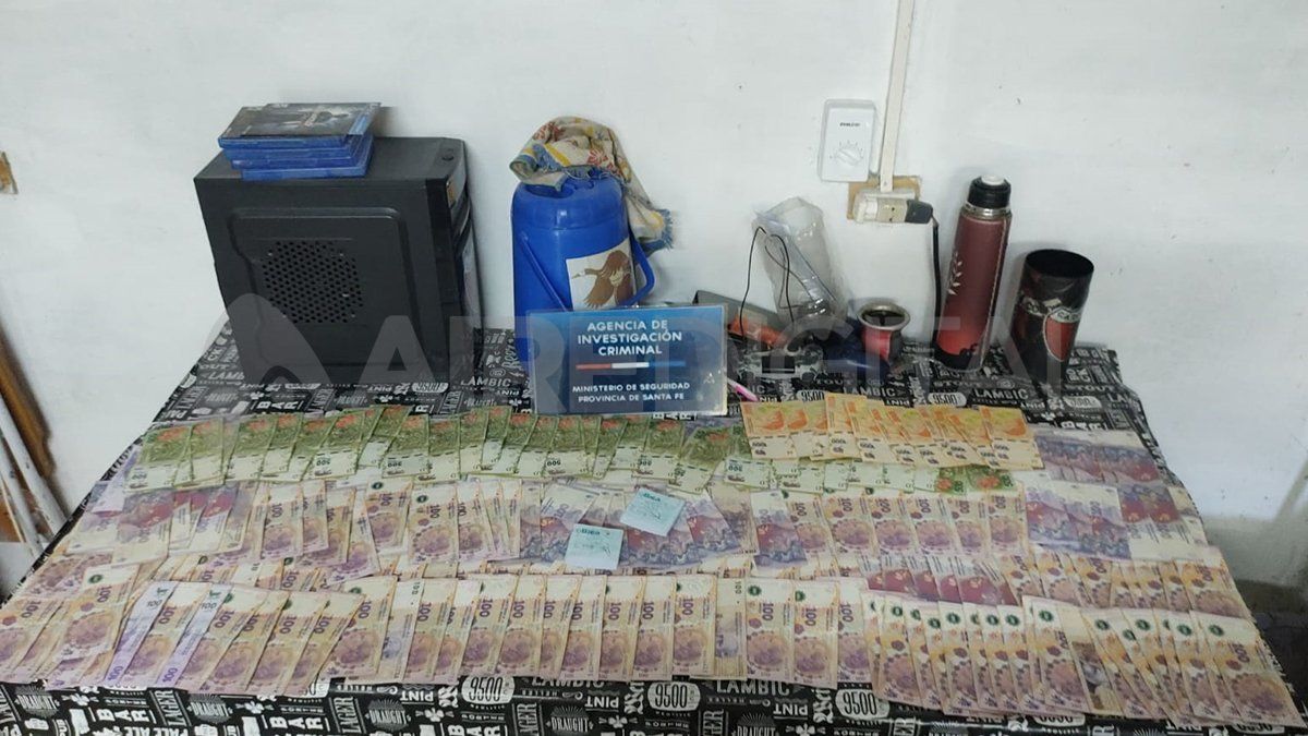 Durante el procedimiento los investigadores encontraron más de cien mil pesos.