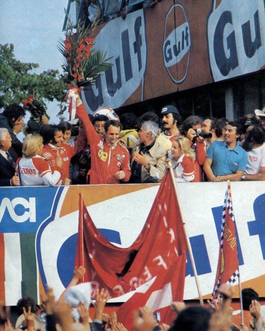 El domingo 7 de septiembre de 195, en el GP de Italia, en Monza –que ganó Clay Regazzoni, su coequiper–, arribó tercero y se ciñó su primera corona de la F1, con 64,5 puntos, escoltado por el brasileño Emerson Fittipaldi (quien le levanta el brazo derecho en el podio), con 45.