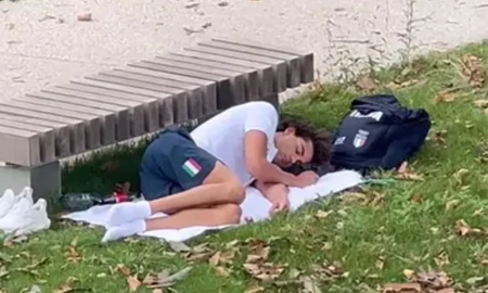 La imagen del nadador italiano Ceccon durmiendo en un parque que se hizo viral. La imagen del nadador italiano Ceccon durmiendo en un parque que se hizo viral.