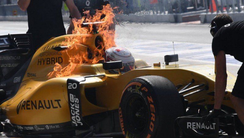 Espectacular incendio en el GP de Malasia