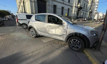 El choque ocurrió en pleno microcentro santafesino. El choque ocurrió en pleno microcentro santafesino.