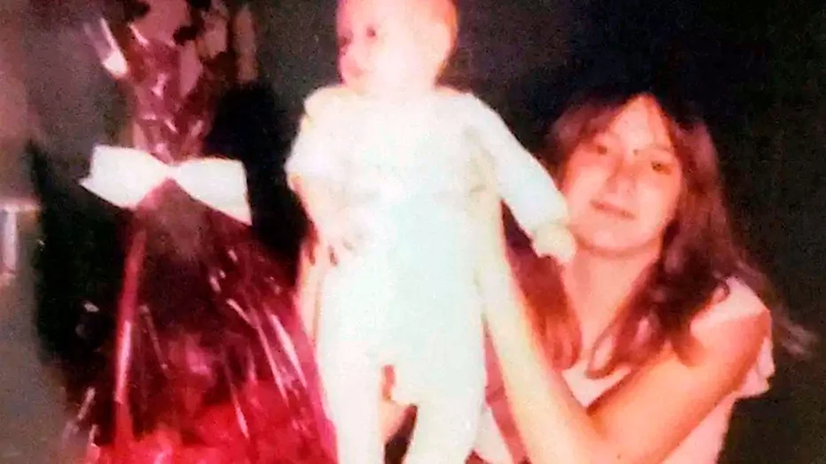 Tina Gail Linn Clouse junto a su bebé, Holly