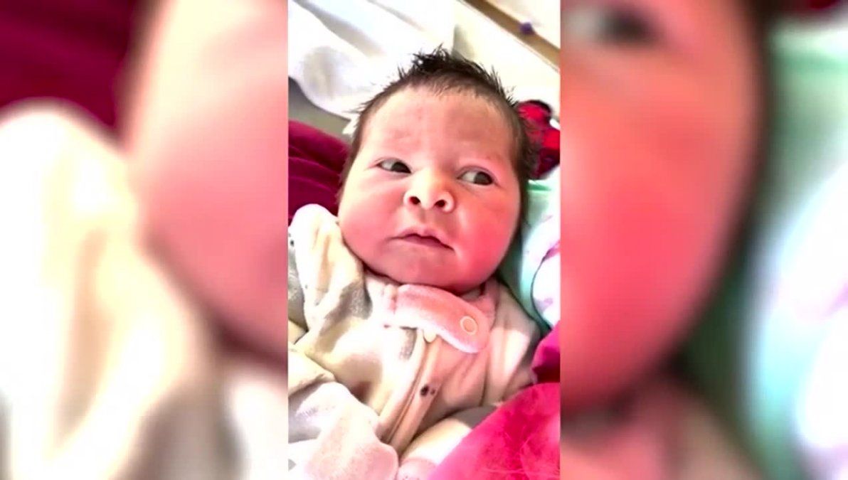 Una bebé recién nacida dijo hola y su mamá captó el momento justo en un video que se hizo viral