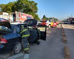 Los bomberos sacaron a la mujer pasajera y al taxista por la puerta de atrás del auto Los bomberos sacaron a la mujer pasajera y al taxista por la puerta de atrás del auto