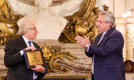 El momento en que el Gobierno homenajeó a Pérez Esquivel a 40 años de su Premio Nobel: Es un militante de la vida. El momento en que el Gobierno homenajeó a Pérez Esquivel a 40 años de su Premio Nobel: Es un militante de la vida.