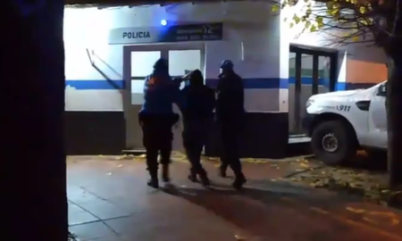 Los dos asaltantes quedaron detenidos en la Unidad Penal N°44 de Batán y se espera que declaren en las próximas horas. Los dos asaltantes quedaron detenidos en la Unidad Penal N°44 de Batán y se espera que declaren en las próximas horas.