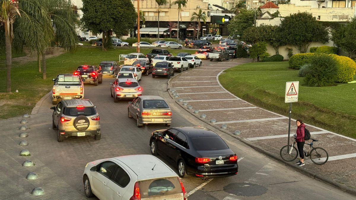 La situaci&oacute;n se da en el marco de un operativo implementado por la Municipalidad de Santa Fe, que dispuso la colocaci&oacute;n de conos en la zona de descenso con el objetivo de "ordenar la circulaci&oacute;n".&nbsp;