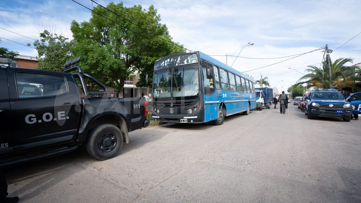 El operativo de traslado de los internos de la comisaría 12 de Santo Tomé se desarrolla bajo un fuerte operativo de seguridad.