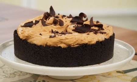 La crema de café aplicada de forma irregular no solo suma altura a esta torta, sino que corta el dulzor del chocolate con sus notas amargas y aromáticas. La crema de café aplicada de forma irregular no solo suma altura a esta torta, sino que corta el dulzor del chocolate con sus notas amargas y aromáticas.