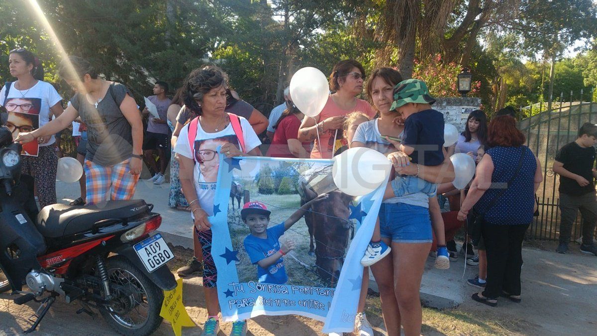 Con globos blancos, banderas y remeras con la cara de Valentín, familiares y allegados se acercaron al kilómetro 1.8 de la ruta 1, donde fue el siniestro.