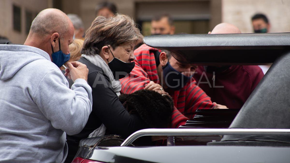 Los familiares de Ramón Gamarra se despidieron del trabajador de la salud frente a las puertas de la Municipalidad.&nbsp;