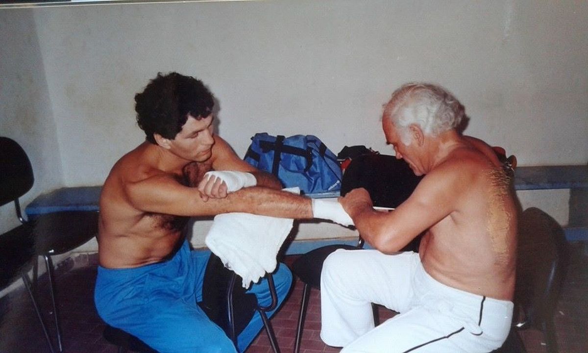 Coggi junto al técnico con el que alcanzó la consagración mundialista, el recordado maestro Santos Zacarías, quien también fuera entrenador de otro campeón ecuménico, el chaqueño Sergio Víctor Palma, monarca supergallo AMB entre 1980 y 1982. Coggi junto al técnico con el que alcanzó la consagración mundialista, el recordado maestro Santos Zacarías, quien también fuera entrenador de otro campeón ecuménico, el chaqueño Sergio Víctor Palma, monarca supergallo AMB entre 1980 y 1982.
