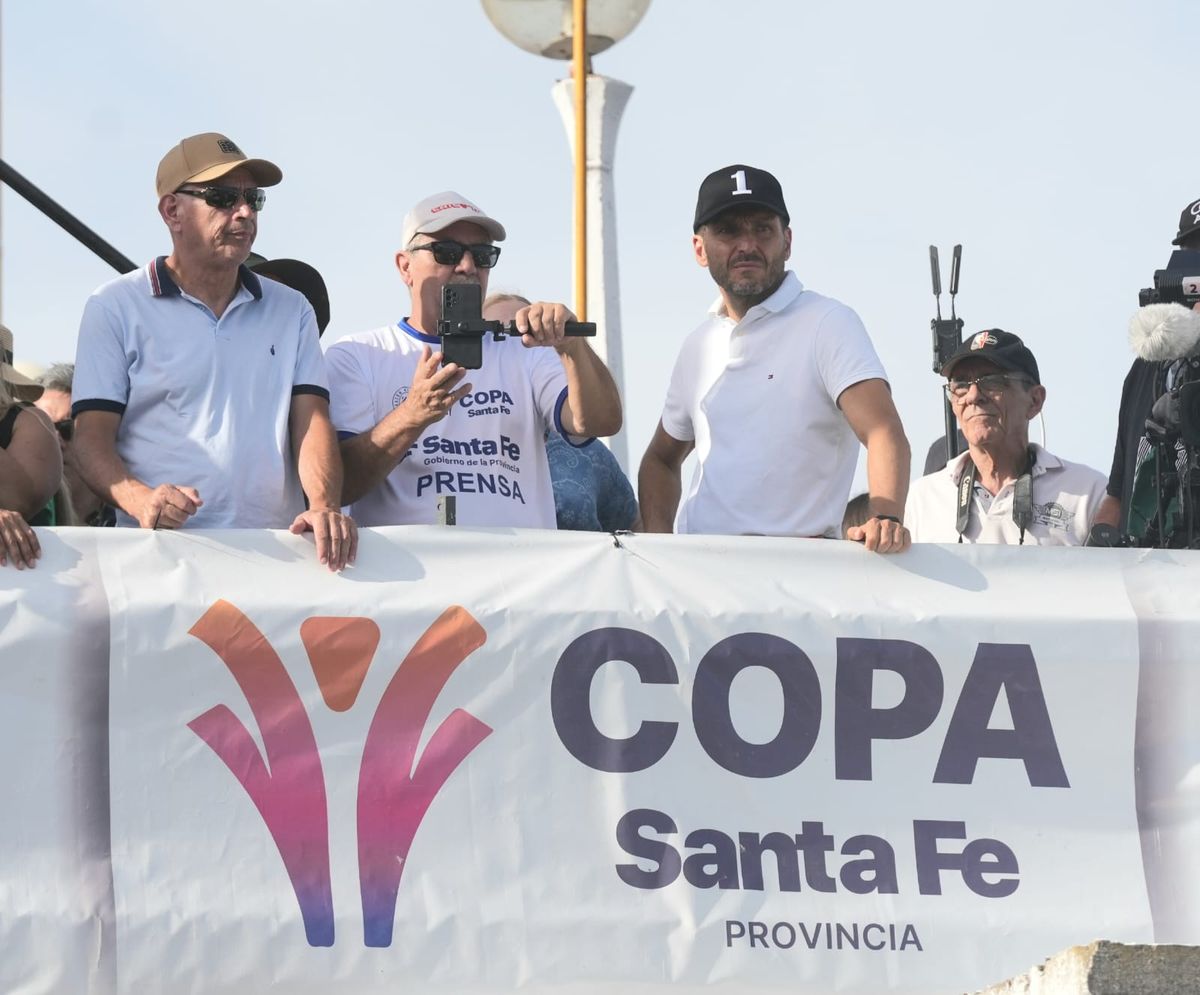 El gobernador Maximiliano Pullaro durante la Maratón Santa Fe-Coronda.