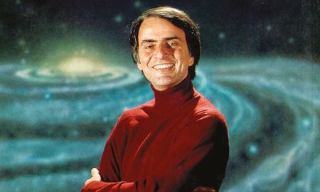Carl Sagan, creador de Cosmos e impulsor de la foto Un punto azul pálido, que cambió la visión del mundo. Carl Sagan, creador de Cosmos e impulsor de la foto Un punto azul pálido, que cambió la visión del mundo.
