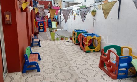 Mientras que en todas las jurisdicciones del país se debate la conveniencia de continuar con la presencialidad en las escuelas, en Santa Fe aún hay docentes que no accedieron a la vacunación contra el coronavirus. Mientras que en todas las jurisdicciones del país se debate la conveniencia de continuar con la presencialidad en las escuelas, en Santa Fe aún hay docentes que no accedieron a la vacunación contra el coronavirus.