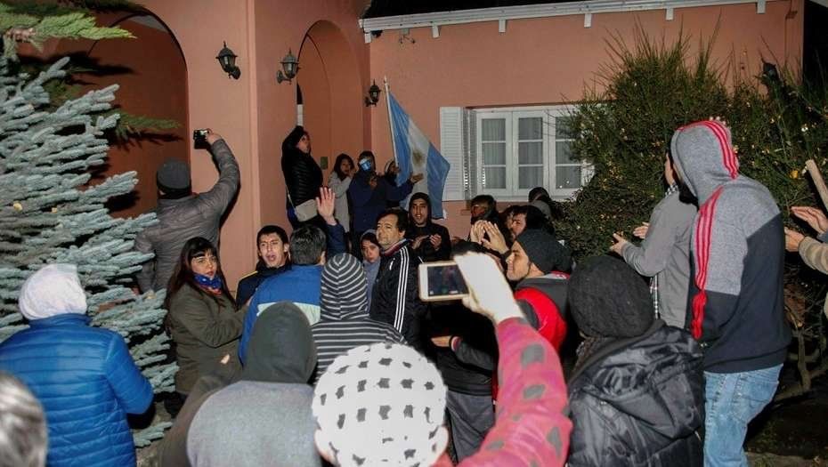 Cristina logró salir de la residencia de la gobernadora y se refugió en su casa con Florencia Kirchner