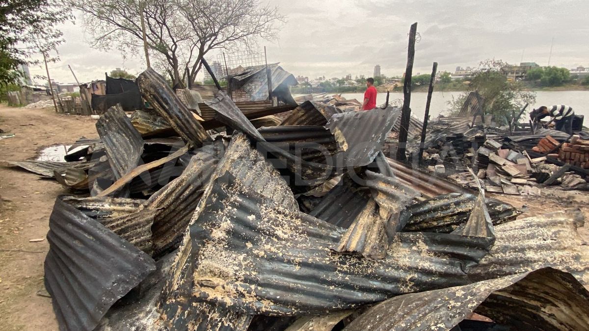 Desolación tras el voraz incendio en el barrio costero de Santa Fe.