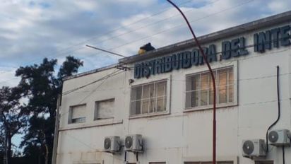 Está grave un hombre que sufrió descarga eléctrica mientras trabajaba en una distribuidora de Santa Fe