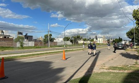 Un insólito siniestro vial ocurrió este viernes por la tarde en el norte de la ciudad de Santa Fe: en inmediaciones de French y Aristóbulo del Valle. Un insólito siniestro vial ocurrió este viernes por la tarde en el norte de la ciudad de Santa Fe: en inmediaciones de French y Aristóbulo del Valle.
