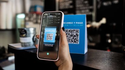QR interoperable: cómo será el nuevo sistema de pagos con débito en pesos y dólares