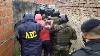Cuando irrumpieron en la vivienda los policías fueron atacados a disparos