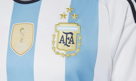 Furor por la camiseta de la Selección Argentina con tres estrellas. Furor por la camiseta de la Selección Argentina con tres estrellas.