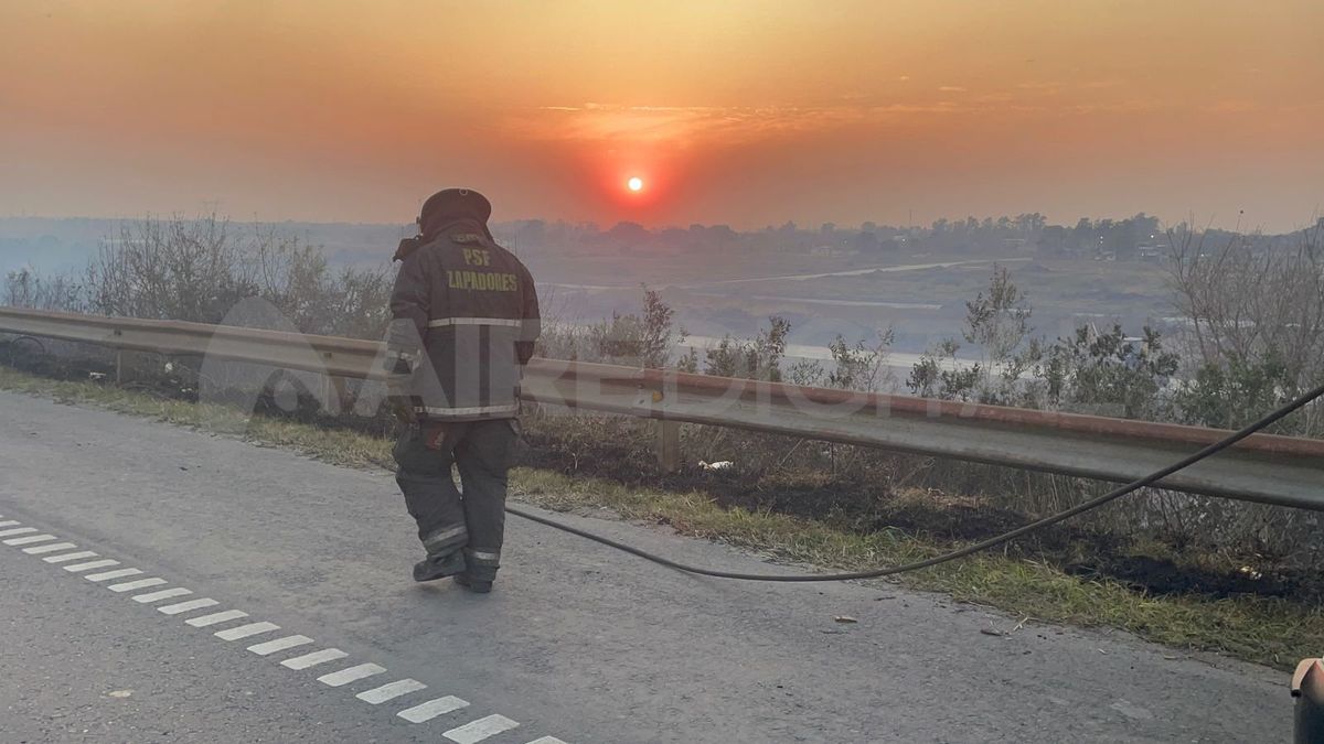 El incendio se desató durante la madrugada de este viernes a la altura del kilómetro 148 de la Autopista Rosario - Santa Fe.