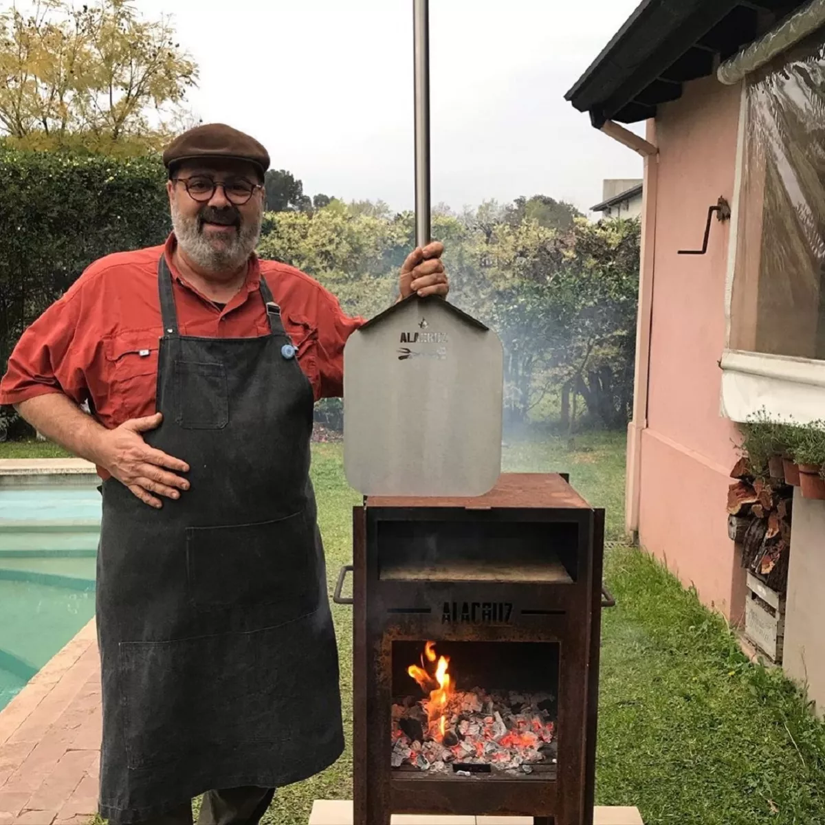 En el exterior de la casa de Guillermo Calabrese, también se encuentran áreas de recreación como una piscina, un quincho equipado con parrilla y horno de barro, y una cancha de fútbol.