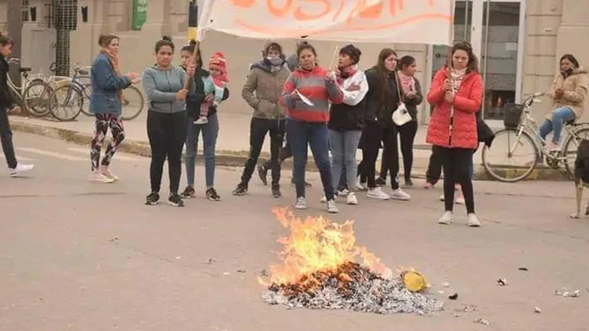 Familiares y vecinos se manifestaron en primer término frente a la sede la Jefatura de Policía de San Justo para luego trasladar el reclamo a la Comisaría 2° de la ciudad.
