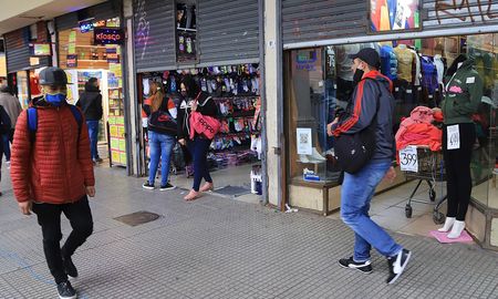 La apertura de los negocios de Once se llevará a cabo bajo un estricto protocolo aprobado por la Ciudad y el gobierno nacional La apertura de los negocios de Once se llevará a cabo bajo un estricto protocolo aprobado por la Ciudad y el gobierno nacional