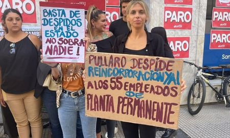 El jueves 15 de febrero, los trabajadores del Registro de la Propiedad de Santa Fe anunciaron un paro por tiempo indeterminado para exigir la reincorporación de los 55 trabajadores despedidos. El jueves 15 de febrero, los trabajadores del Registro de la Propiedad de Santa Fe anunciaron un paro por tiempo indeterminado para exigir la reincorporación de los 55 trabajadores despedidos.