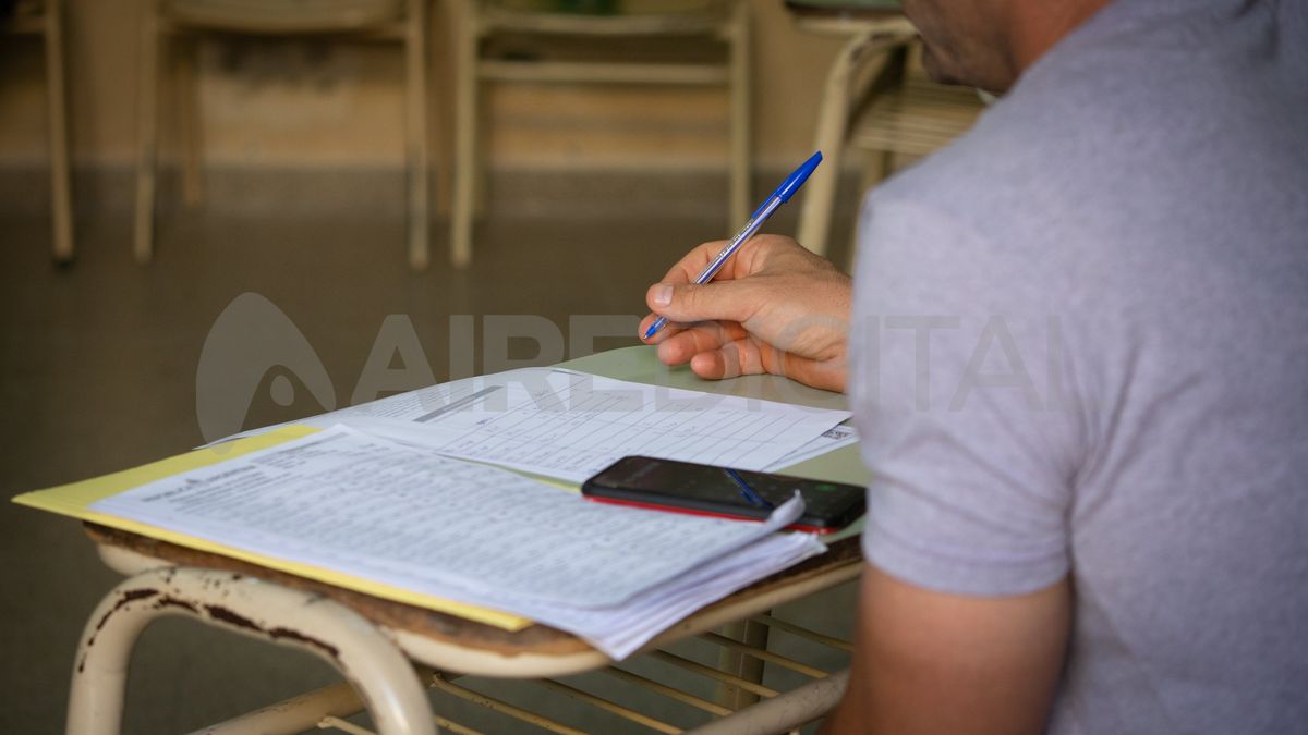 Según la ley electoral de la provincia de Santa Fe no podrán participar de las elecciones generales los partidos, confederaciones de partidos y alianzas electorales que no logren un mínimo del uno y medio por ciento (1,5%) del padrón. Según la ley electoral de la provincia de Santa Fe no podrán participar de las elecciones generales los partidos, confederaciones de partidos y alianzas electorales que no logren un mínimo del uno y medio por ciento (1,5%) del padrón.