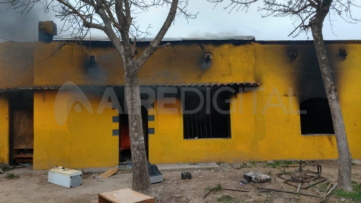 Así quedó la casa este domingo a la mañana tras el incendio. 