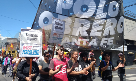 Integrantes del MTS y de Polo Obrero marchan por el centro de la ciudad de Santa Fe hasta Casa de Gobierno. Integrantes del MTS y de Polo Obrero marchan por el centro de la ciudad de Santa Fe hasta Casa de Gobierno.