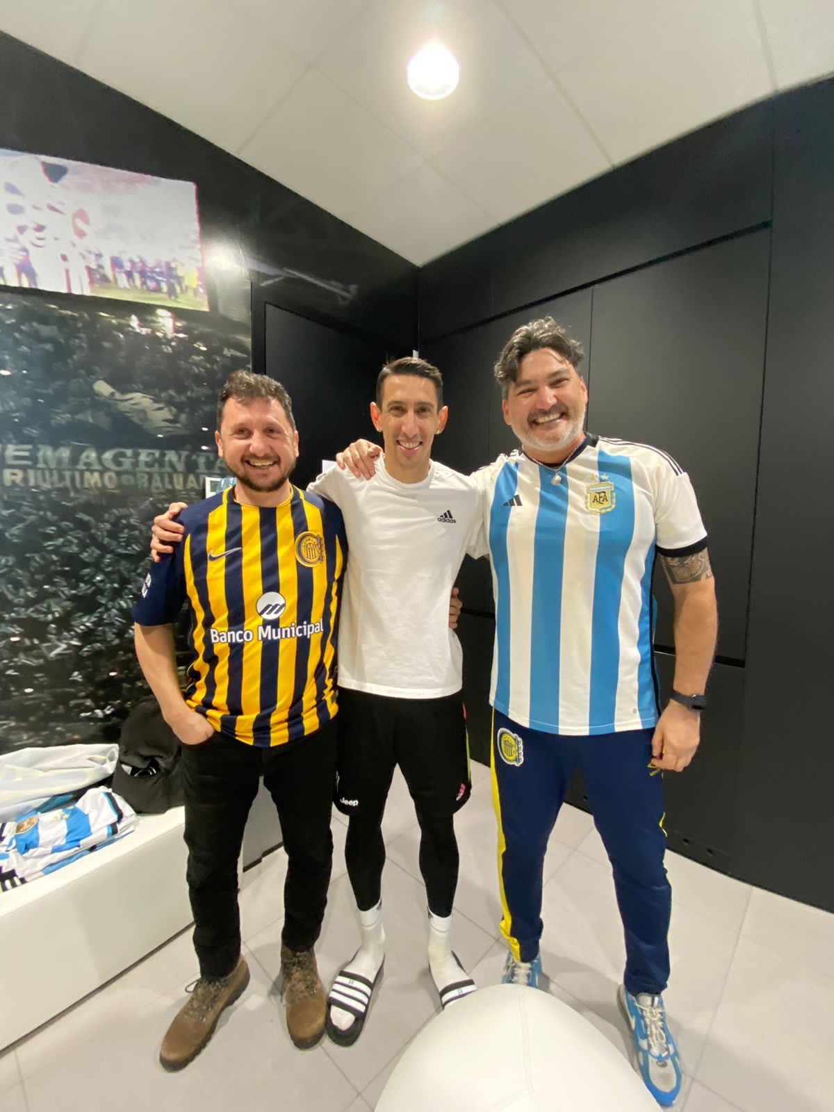 Ángel Di María recibió en su casa de Francia a dos hinchas argentinos que le compusieron una canción.
