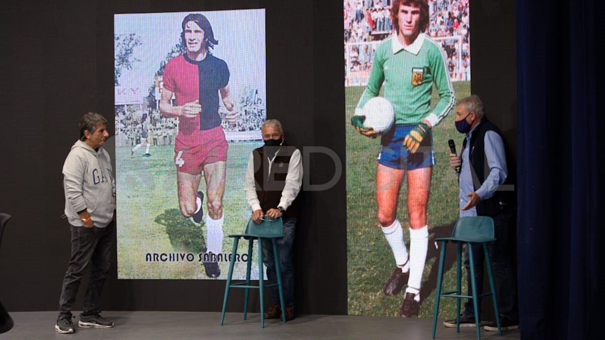 Rubén Araoz y Nery Pumpido (con el buzo de Ubaldo Fillol), referentes de Colón y Unión, que visitaron Aire de Santa Fe en la previa al clásico santafesino por la Copa de la Liga.