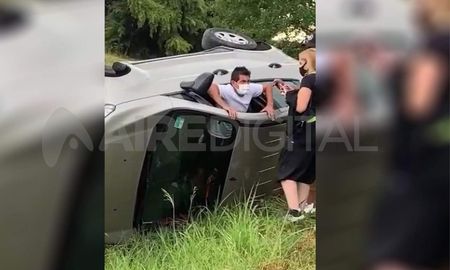 Este lunes, el Pulga Rodríguez se convirtió en héroe al rescatar a una mujer que quedó atrapada en su auto tras un accidente cerca de la autopista Santa Fe - Rosario. Este lunes, el Pulga Rodríguez se convirtió en héroe al rescatar a una mujer que quedó atrapada en su auto tras un accidente cerca de la autopista Santa Fe - Rosario.