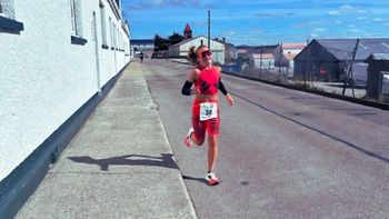 La historia de la argentina que ganó una maratón en las Islas Malvinas y conmovió a todos