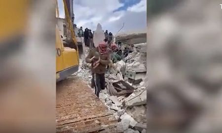 Los médicos estiman que la bebé nació siete horas después del terremoto. Los médicos estiman que la bebé nació siete horas después del terremoto.