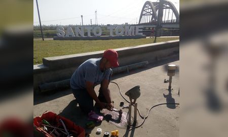 Pipi reparó voluntariamente la fuente del ingreso a Santo Tomé. Pipi reparó voluntariamente la fuente del ingreso a Santo Tomé.
