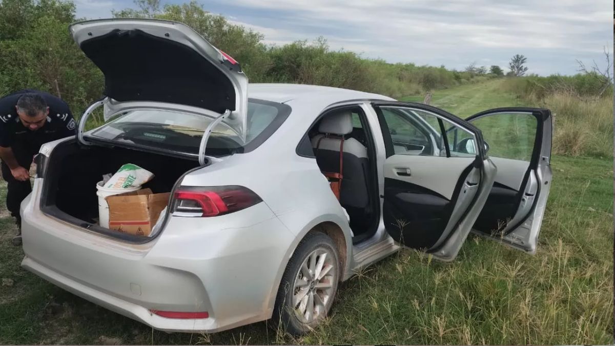 El coche robado y abandonado en Aurelia.